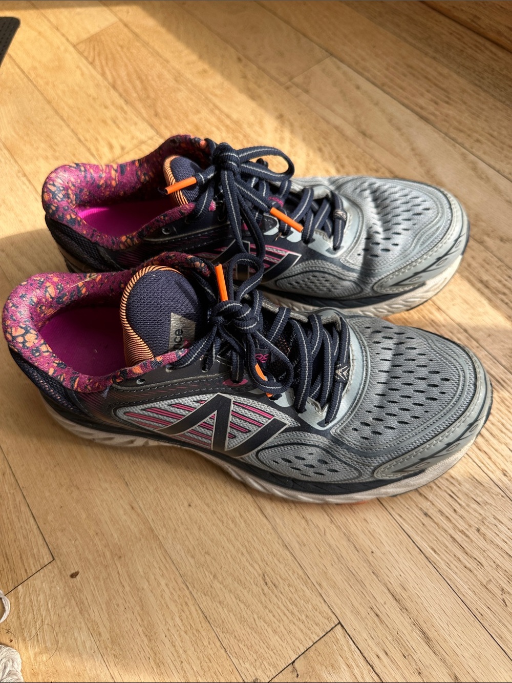 New Balance 860 v7 Women's Gray Sneakers with Pink and Navy Accents